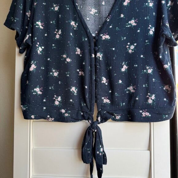 Active USA floral button down short sleeve crop top with bow in navy size large - Picture 2 of 11